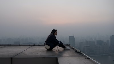 女人坐在摩天大楼
